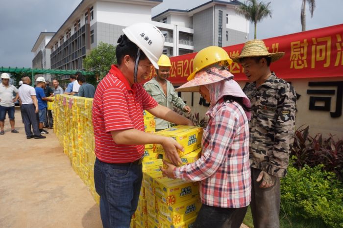 岑廷义为一线工友发放慰问品.jpg