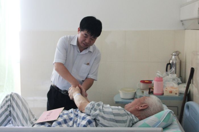 1530177361124116.jpg 张建堂与岑廷义握手暗示感激.jpg