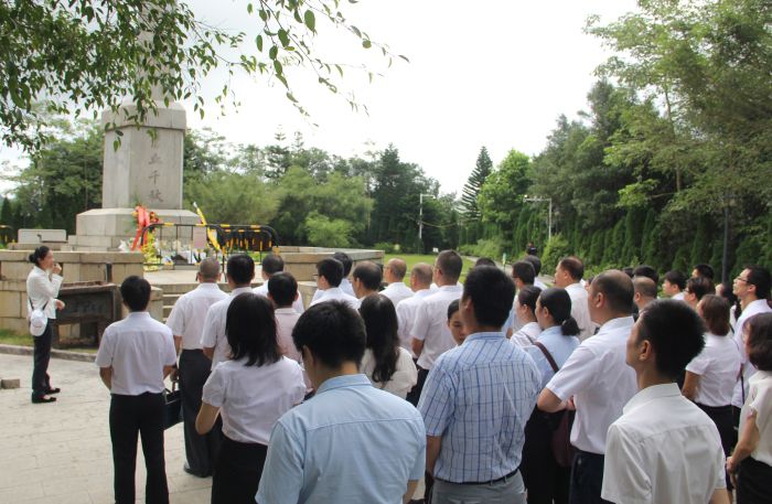 1530764042649693.jpg 在留想塔前列队肃立.jpg