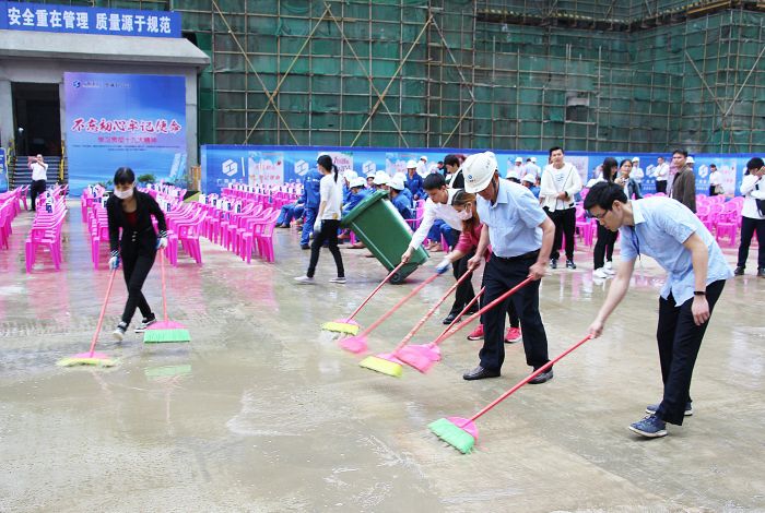1530764452612342.jpg 住建系统工会活动当天项目党员带头行动保险会议顺利发展1.jpg