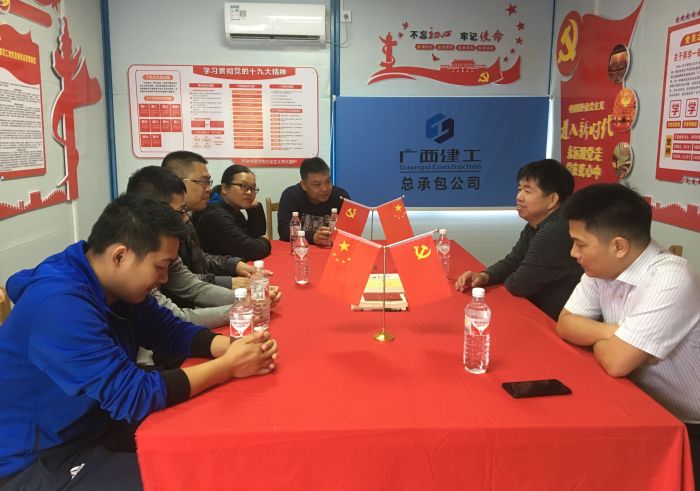 1541758536187575.jpg 岑廷义领导分公司和项目部发展党9001cc金沙作 贺勇 摄1.jpg