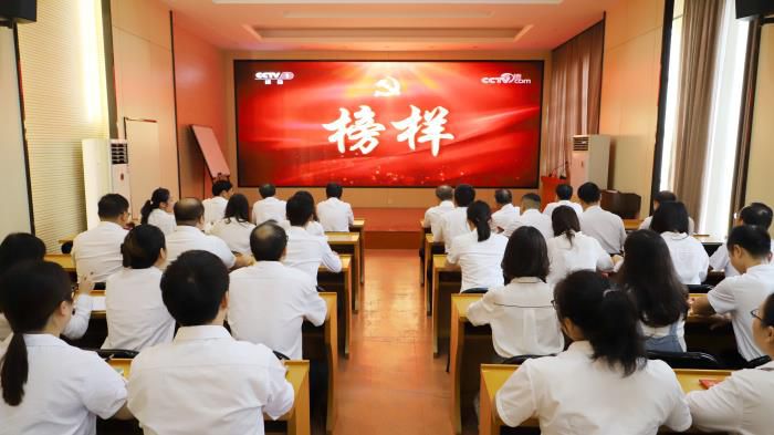 1573088899156291.jpg 2机关第一、第二党支部旁观《楷模4》700.jpg