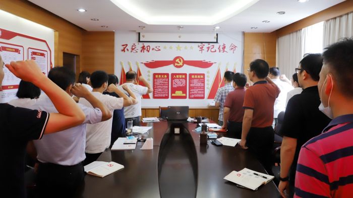 重温入党誓词。谭龙摄.jpg