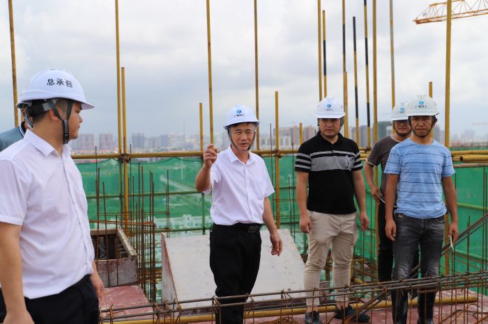 领导现场施工。侯建杰 摄.jpg