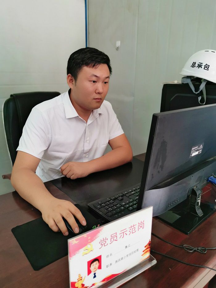 鲁立在办公室。冯翔  摄.jpg