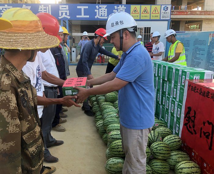 发放清冷物资。卢瑞阳 摄.JPG
