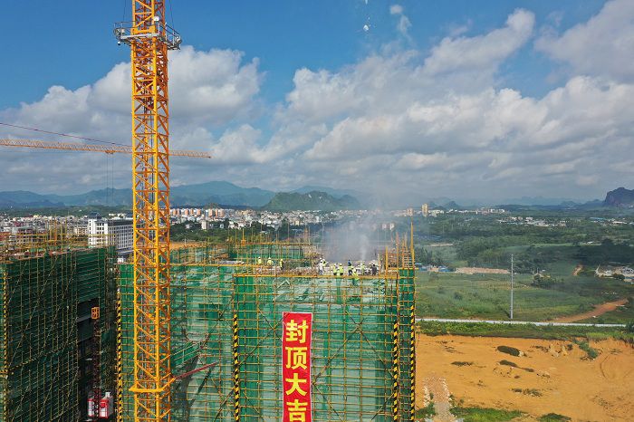 封顶照片。卢瑞阳 摄.JPG