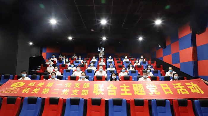 6号厅观影人员合影。李立云 摄.JPG