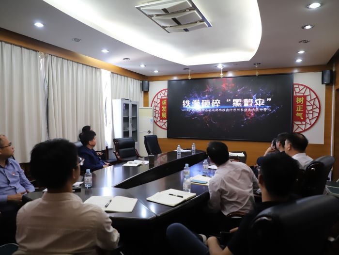 旁观警示教育片。韦文 摄.jpg