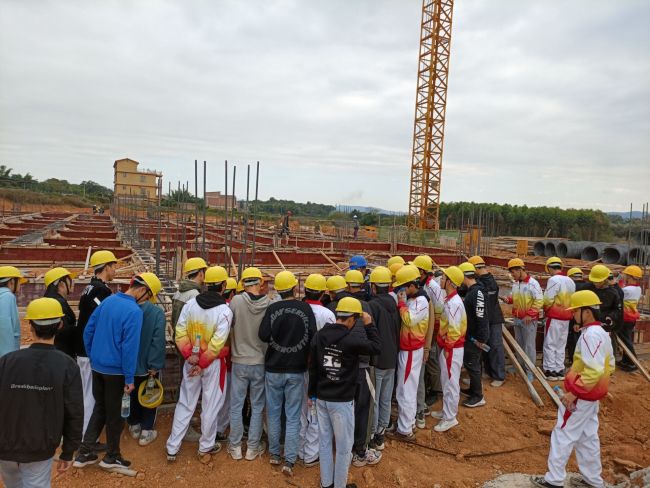 学生观摩进建现场。龙兆开 摄.jpg