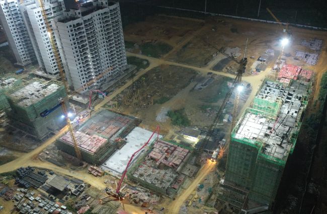 A地块夜间多个楼栋同时浇筑混凝土。卢瑞阳 摄.jpg
