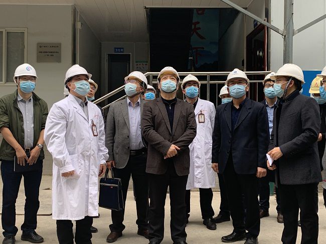 视察项目现场；畦￡ 摄（建图）.jpg