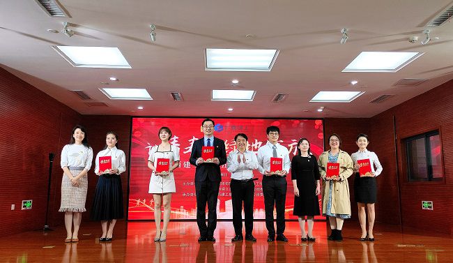领奖现场。郑诗宝 摄（建图）.jpg