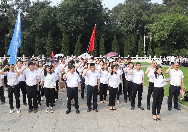 重温入党誓词。周煜川摄（建图）.jpg