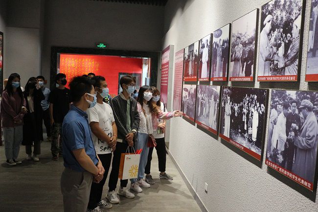 参观进建现场。张钊林 摄（建图）.jpg