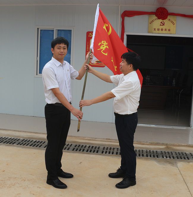 授旗典礼。张钊林 摄（建图）.jpg