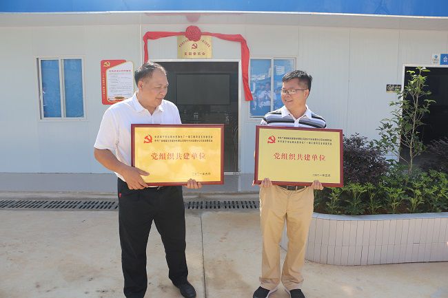 互赠牌匾。张钊林 摄（建图）.jpg