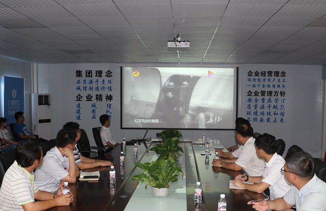 主题党日活动观影现场。张钊林 摄（建图）.jpg