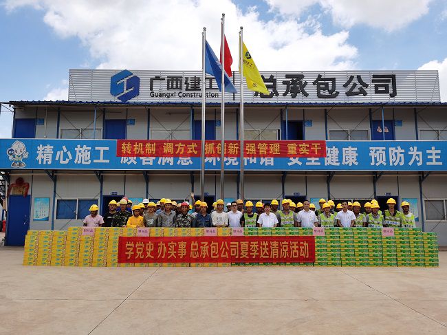送清冷活动。韦文 摄（建图）.jpg