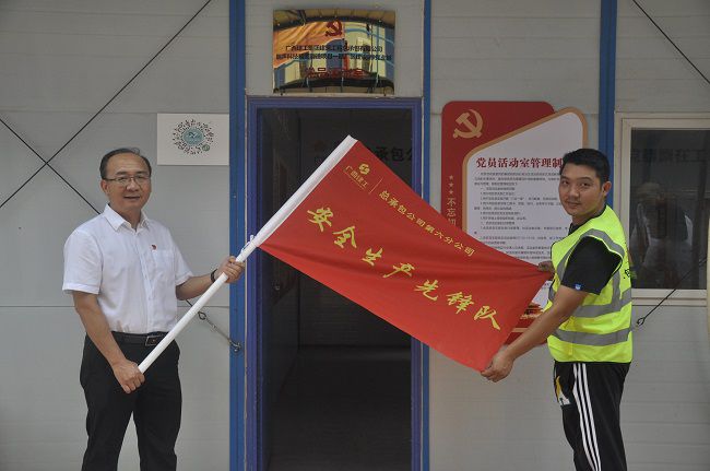 授旗现场。王瑾贞 摄（建图）.jpg