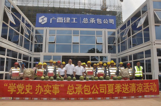 慰问活动合影。王瑾贞 摄（建图）.jpg