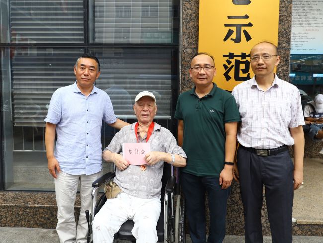 1626422011946699.jpg 慰问合影(建图).jpg