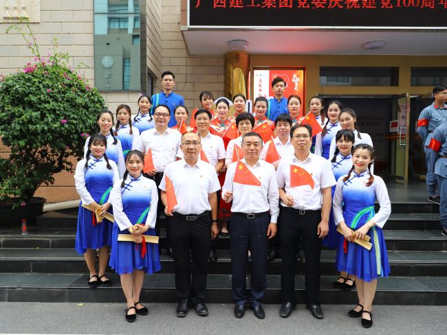 辅导与演职人员合影。李立云 摄.jpg