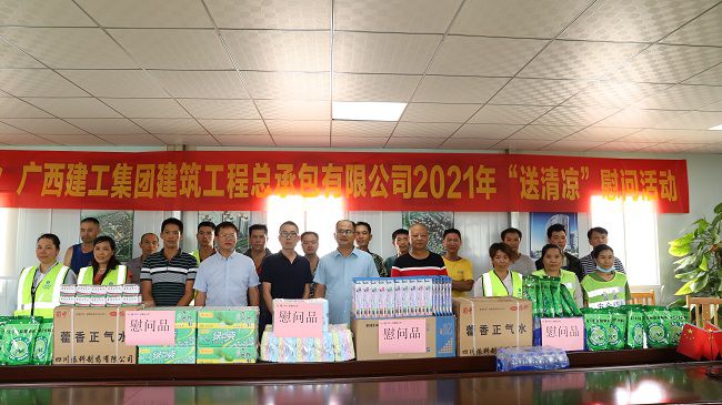 合影。杨钰 摄（建图）.jpg