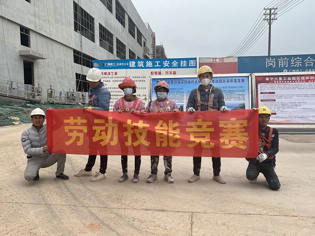 表墙涂料组合影。廖之锭 摄（建图）.jpg