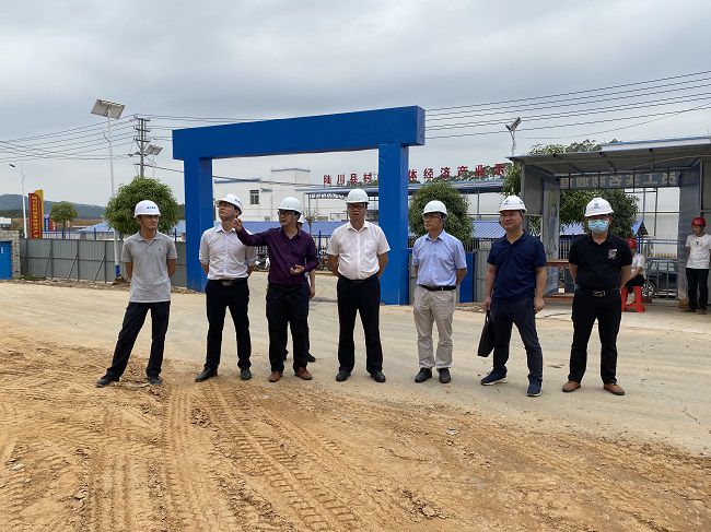 蔡桂全（右四）在项目查抄。廖益通 摄（建图）.jpg
