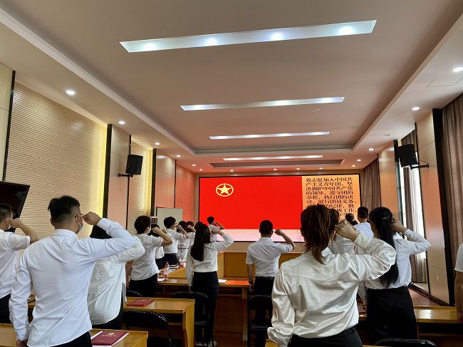 重温入团誓词；畦磋 摄（建图）.jpg