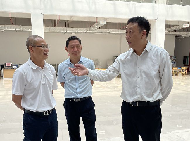 谢瑾瑜（右一）查抄现。ńㄍ迹.jpg