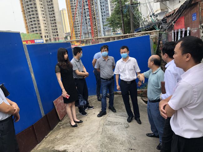 走访周边人民。龚媚媚 摄（建图）.jpg