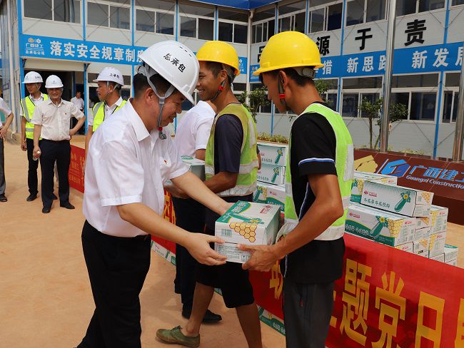 把清冷饮品送到工人手中（建图）22.jpg