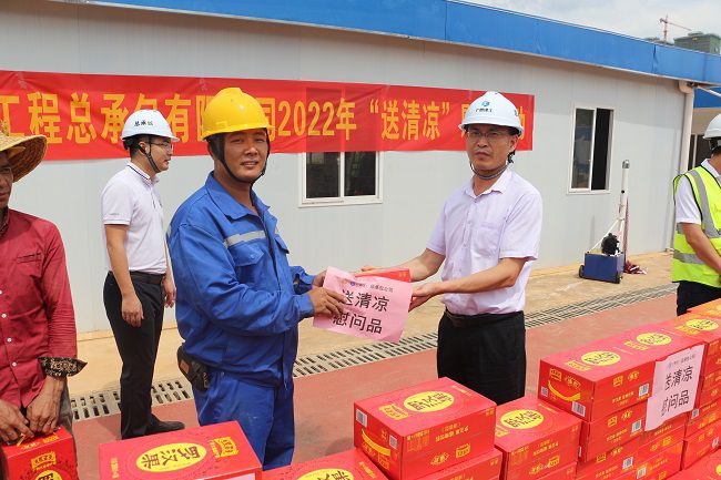 发放慰问品。张钊林 摄（建图）.jpg