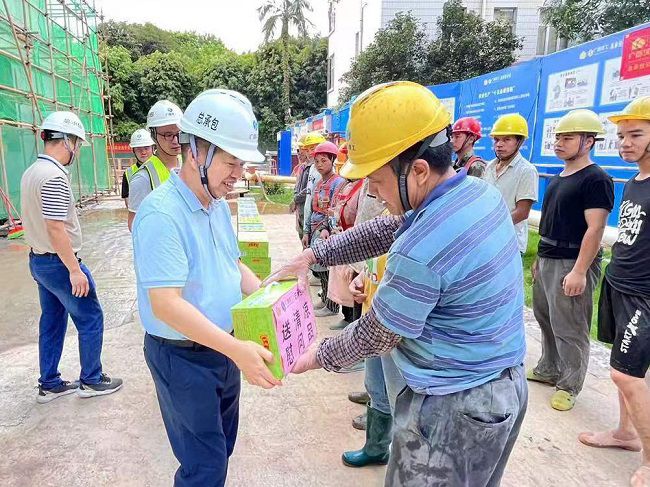 岑廷义为一线工人发放清冷饮品。 谢秋云 摄（650图）.jpg