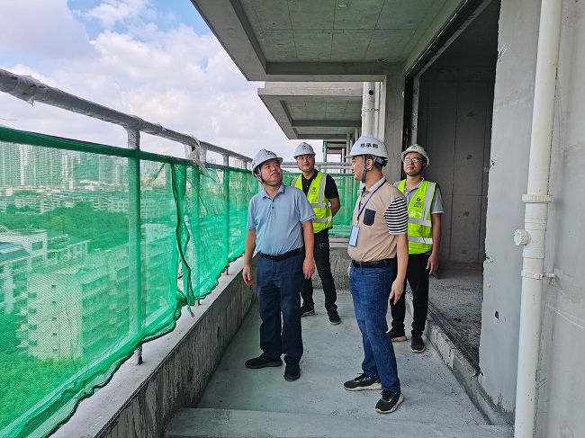 岑廷义深刻项目现场查抄工作进度。谢秋云 摄（建图）.jpg