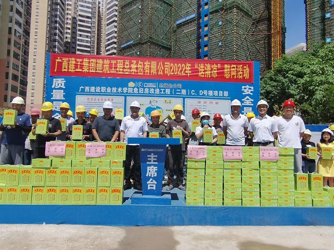 ”送清冷“慰问活动合影。潘文君 摄（建图）.jpg