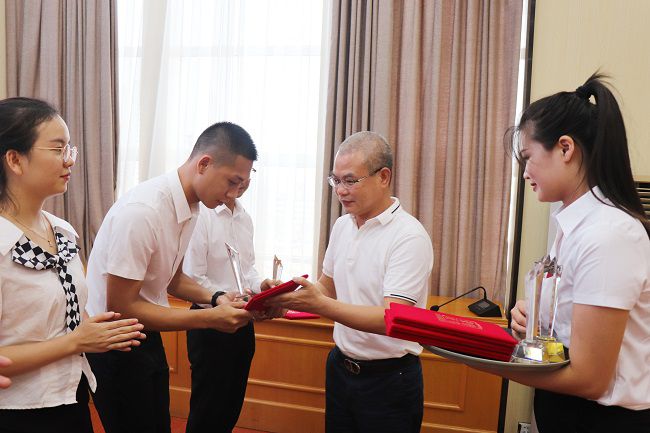邓少新为获奖职工颁奖。周煜川 摄（建图）.jpg
