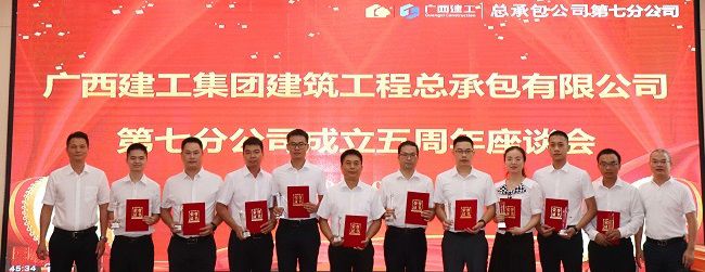 邓少新与获奖职工合影。周煜川 摄（建图）.jpg