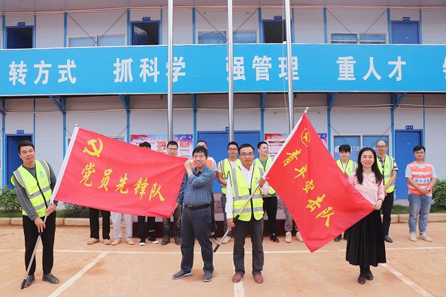 岑廷义和张力为党支部授旗。周煜川 摄（建图）.jpg