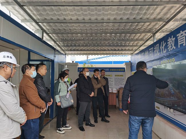 听取项目情况汇报。彭强 摄（建图）.jpg