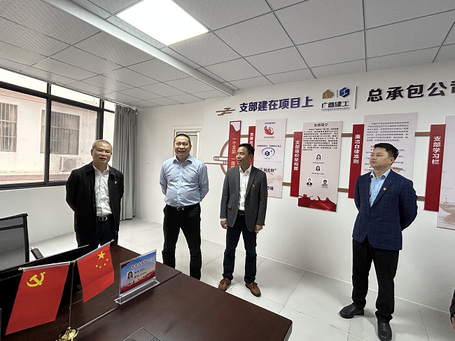 邓少新参观项目党员活动室。蔡怡灵 摄（建图）.png