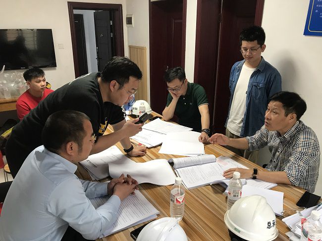 钻研解决现场问题。韦吉亮 摄（建图）.jpg