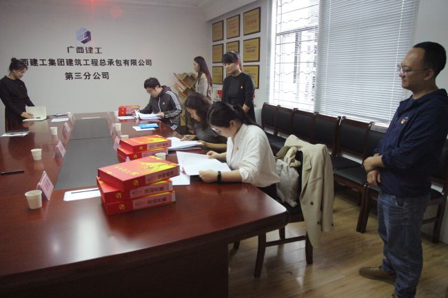 查抄资料现场。梁红玉 摄（建图）.jpg