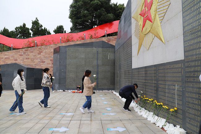 献花。张钊林  摄（建图） (2).jpg