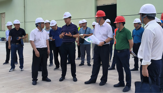 视察项目现场。谢家宝 摄（建图）.png