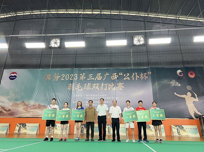 1684141354955649.jpg 公司选手(左三、右三)上台领奖(建图).jpg