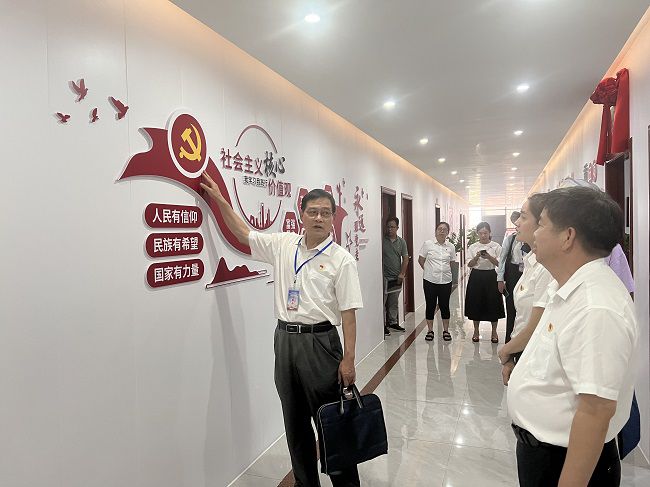 参观党建文化长廊。卢丽君 摄（建图）.jpg