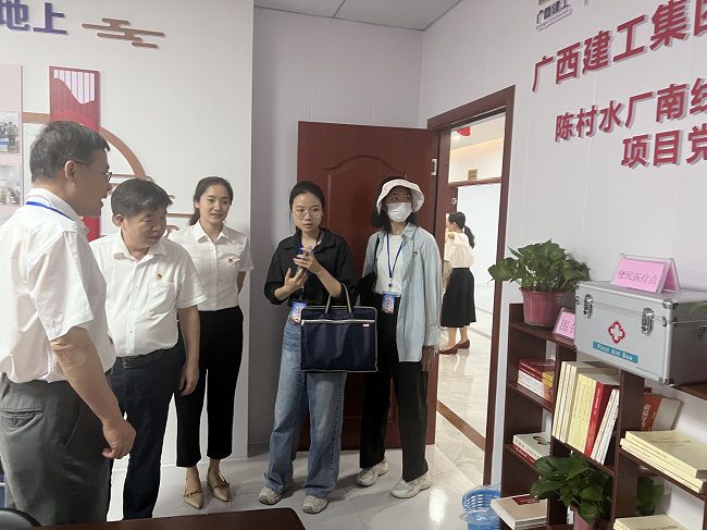 查看党建设施建设情况。卢丽君 摄（建图）.jpg